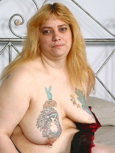 Echte Wienerin, t�towiert, bisserl f�llig, sucht nat�rlichen Mann